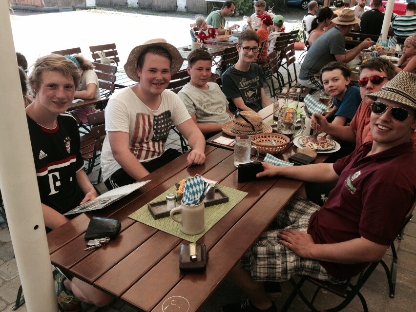Jugendtreff 2015 - gemeinsames Mittagessen nacj dem Fußballgolf im Soccerpark Willaberg